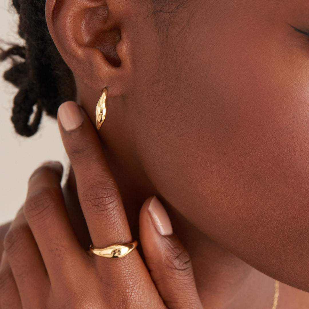 Ania Haie - Wave Huggie Hoop Earrings - Gold