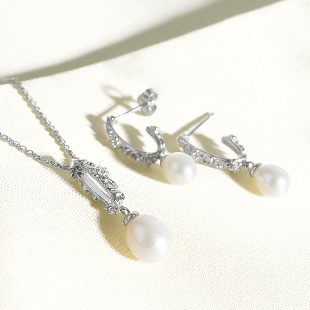 Kit Heath - Blossom Flyte Honey Flower Oval Pearl Necklace - Silver