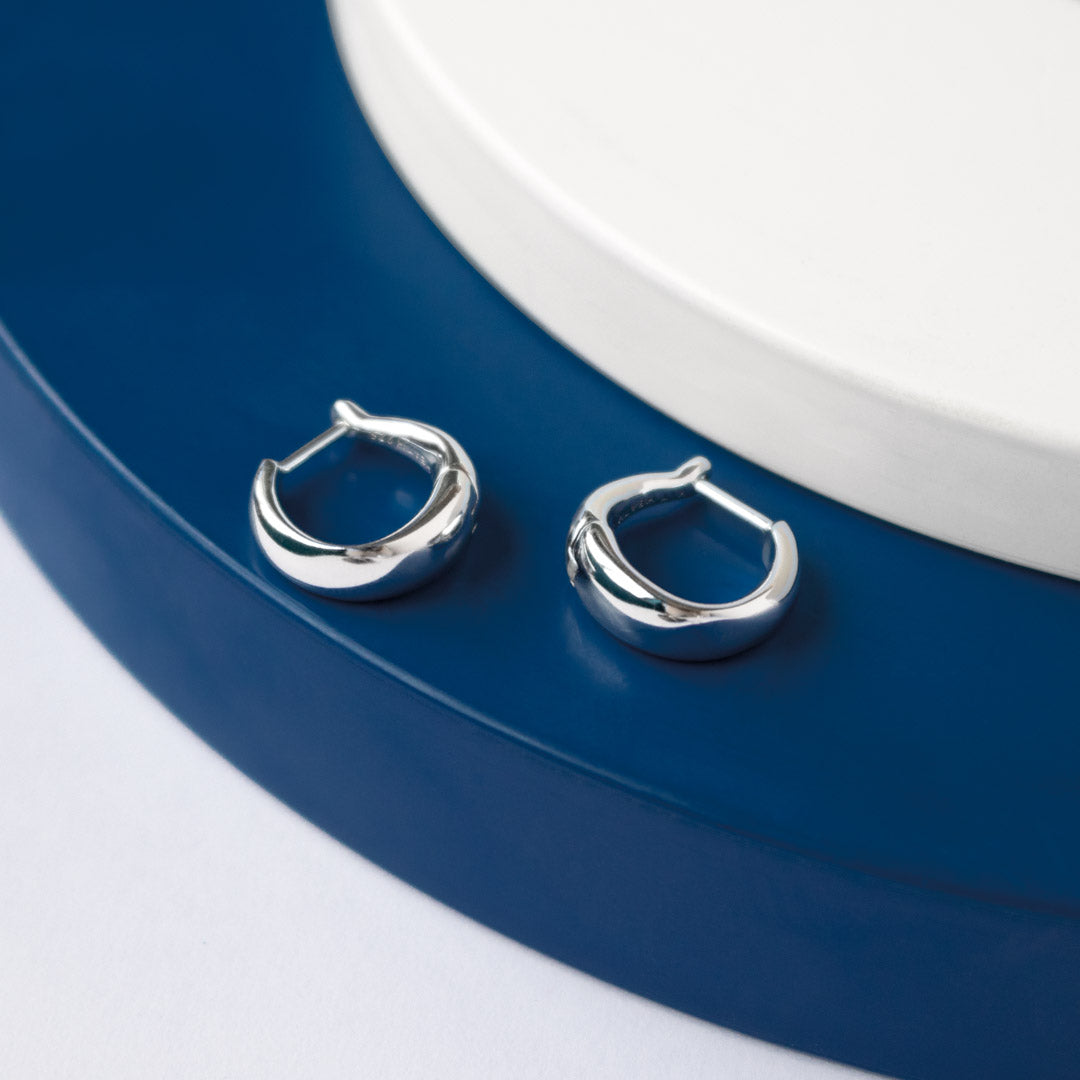 Kit Heath - Bevel Cirque Small Hinged Huggie Hoop Earrings - Silver