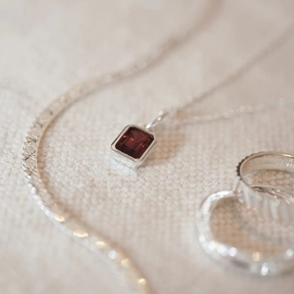 Daisy London - Birthstone Necklace - Garnet January - Silver