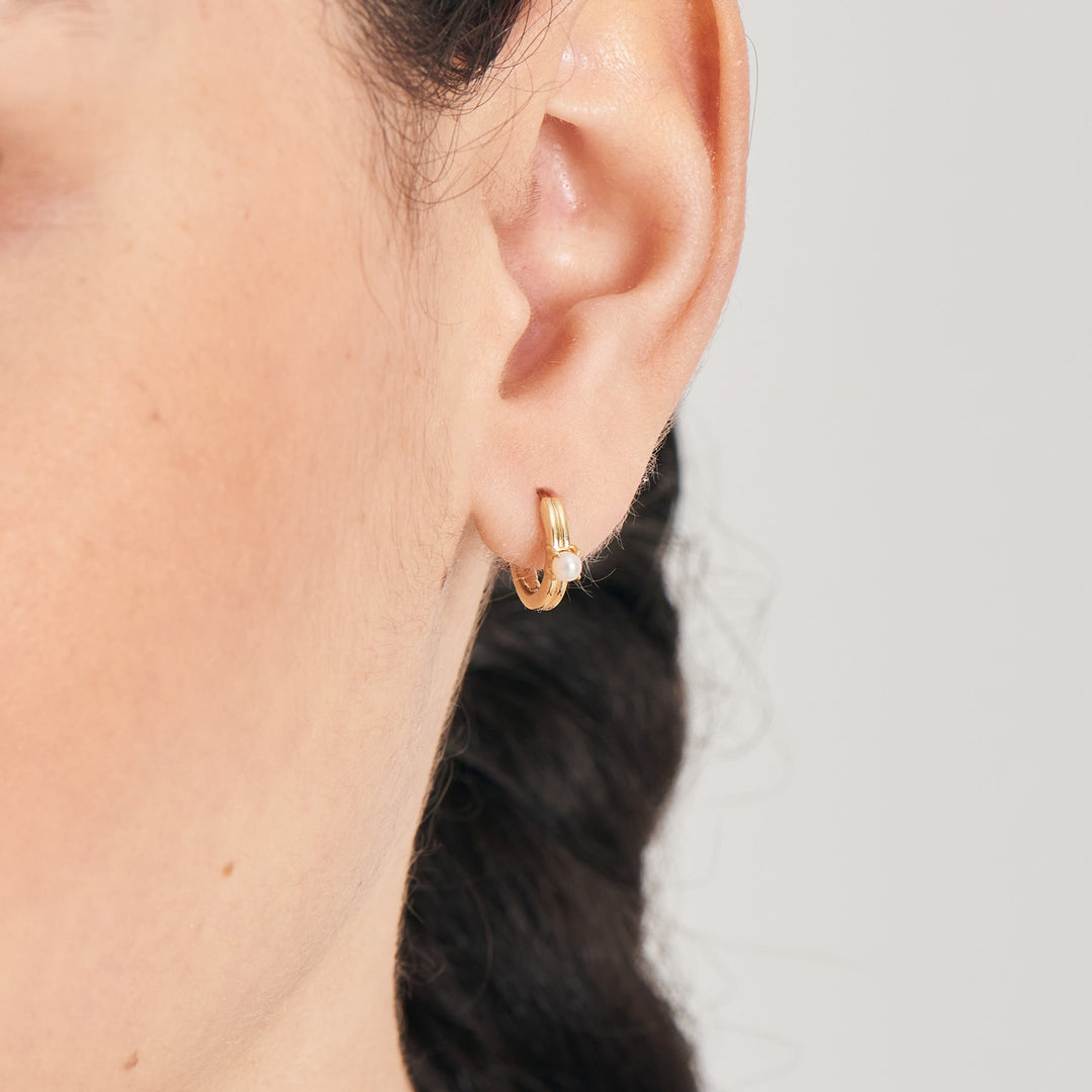 Ania Haie - Pearl Cabochon Huggie Hoop Earrings - Gold