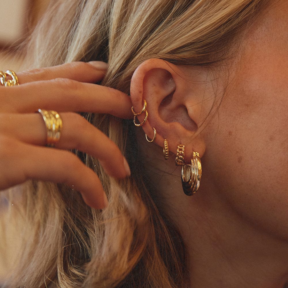 Daisy London - Polly Newman Mini Ridge Hoop Earrings  - Gold